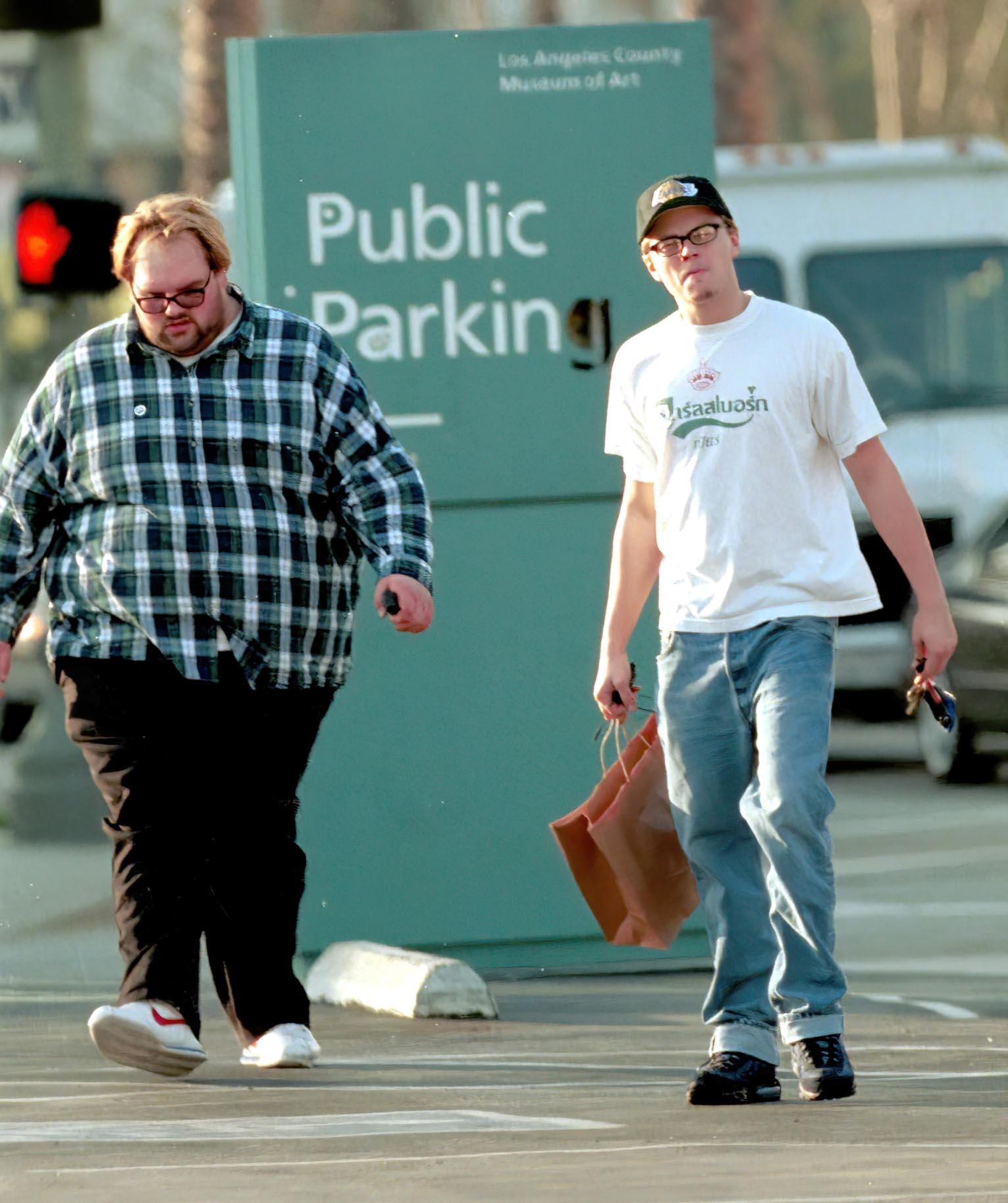 Ethan Suplee was photographed walking through Los Angeles alongside Leonardo DiCaprio on January 28, 2000. The image cap